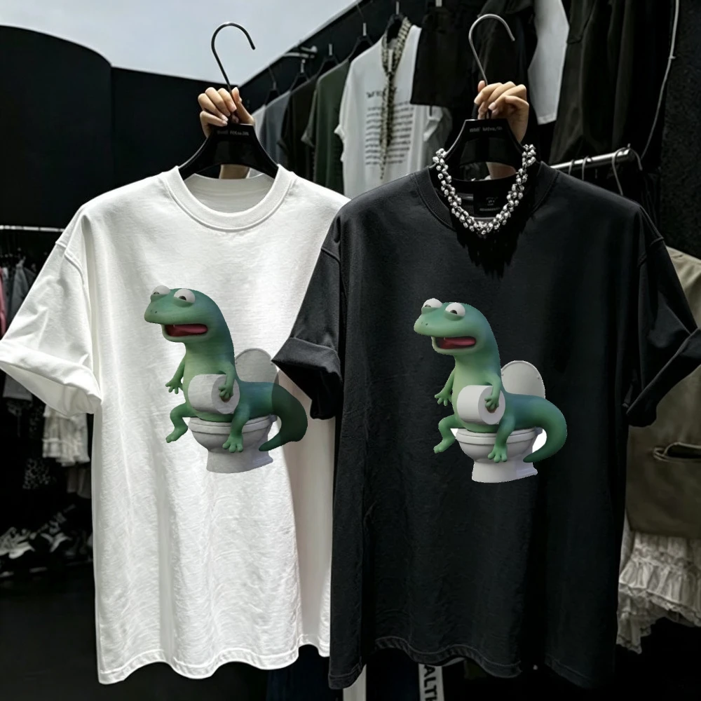 Toilet Sitting Green Gecko Cartoon Print Matching Couple Tee Black White T Shirt Unisex Funny Lizard Graphic Top Tom the Lizard