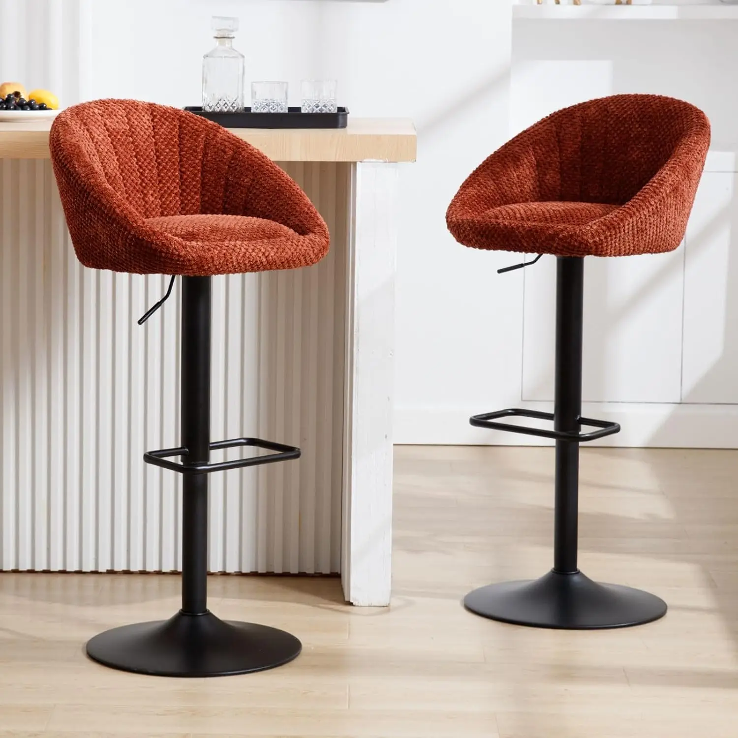 Chairus, set da 2 sgabelli da bar moderni girevoli, con seduta trapuntata, finitura rosso ruggine, altezza regolabile, rivestimento in ciniglia e poggiapiedi, ideali per isole da cucina, bar domestici