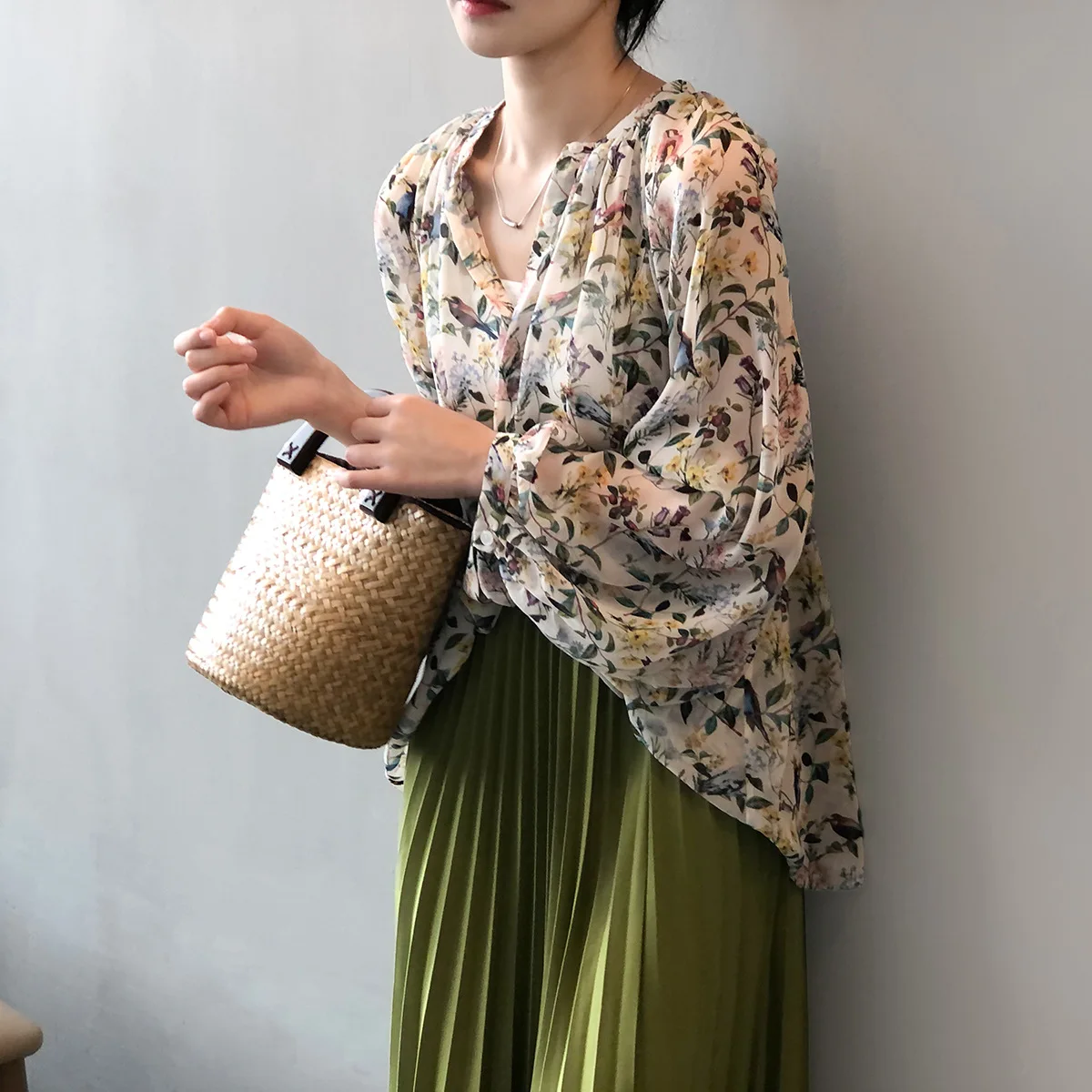 V-neck Chiffon Flower Blouse for Women's 2023 Summer New Thin Shirt Design Sense Temperament Top Graceful lantern sleeves