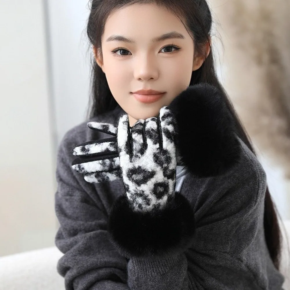 Elegant Imitation Lamb Wool Leopard Print Gloves Keep Warm Touch Screen Women's Gloves Hairy Wrists Winter Gloves Winter