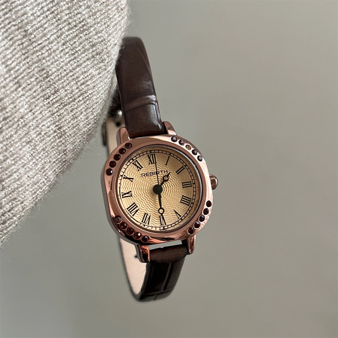 Autumn and winter retro brown casual ladies watch design versatile literary female thin strap quartz watch female female gift