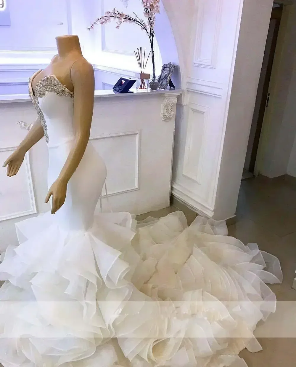 

Customized Heavy Crystals Beaded V Neck Sleeveless Wedding Dresses Cathedral Train Robe MariéeTiered Ruffles Bridal Gown