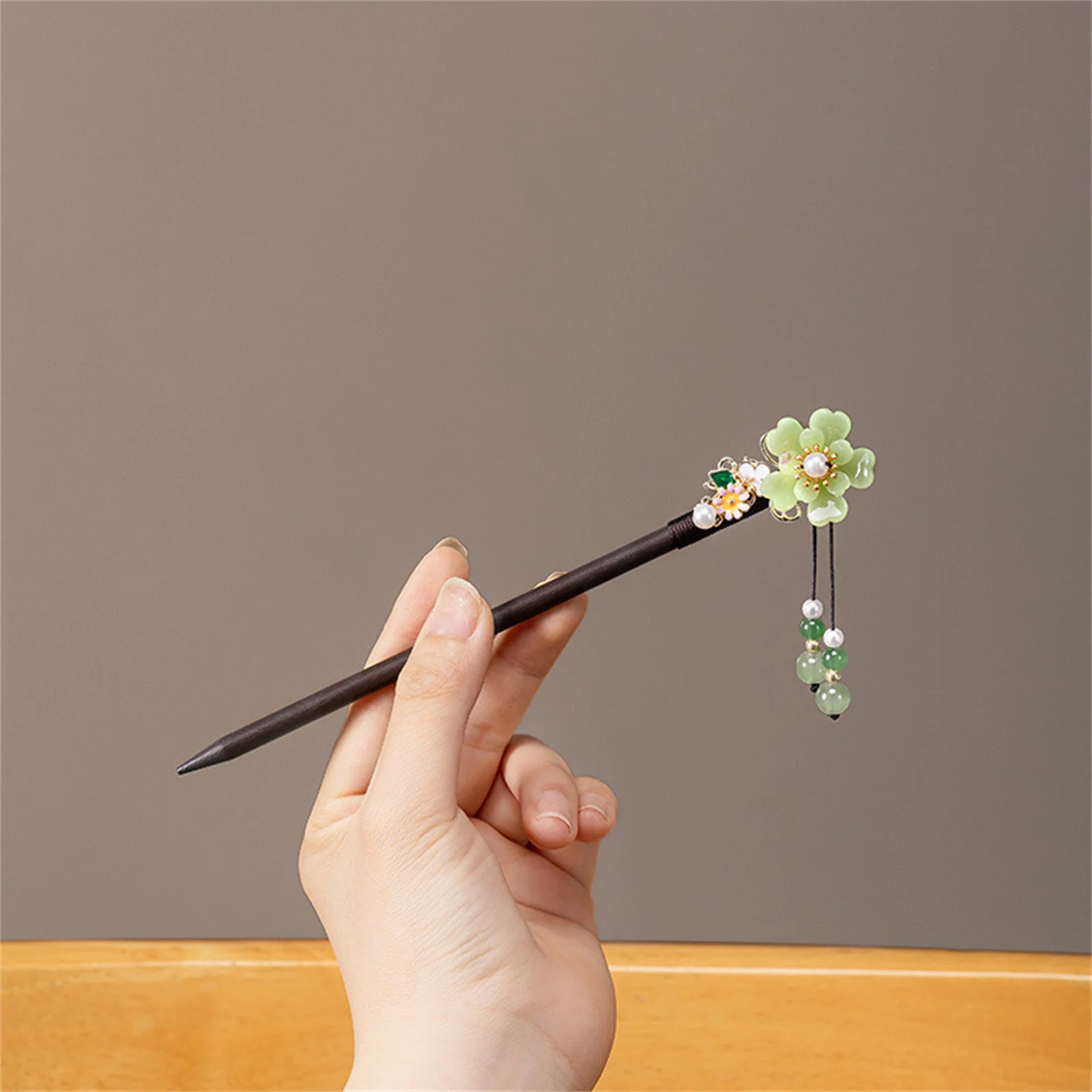دبوس شعر أنيق على شكل زهرة شرابة سلسلة خضراء طازجة صغيرة عصا شعر خشبية للنساء إكسسوارات شعر مجوهرات مصنوعة يدويًا من الصقيل #2