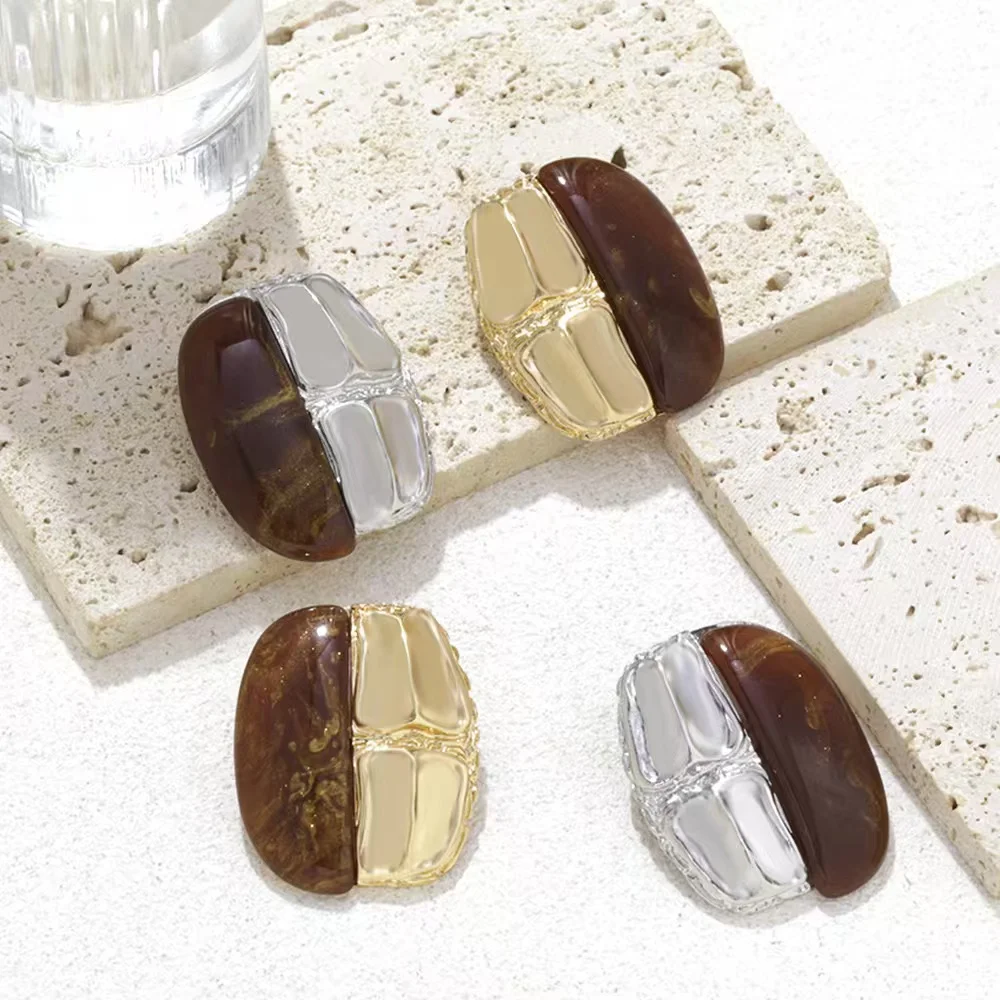 Retro Trend Irregular Brown Amber Resin Splice Earrings for Women Exaggerated Autumn and Winter Alloy Jewelry Gift New 2024