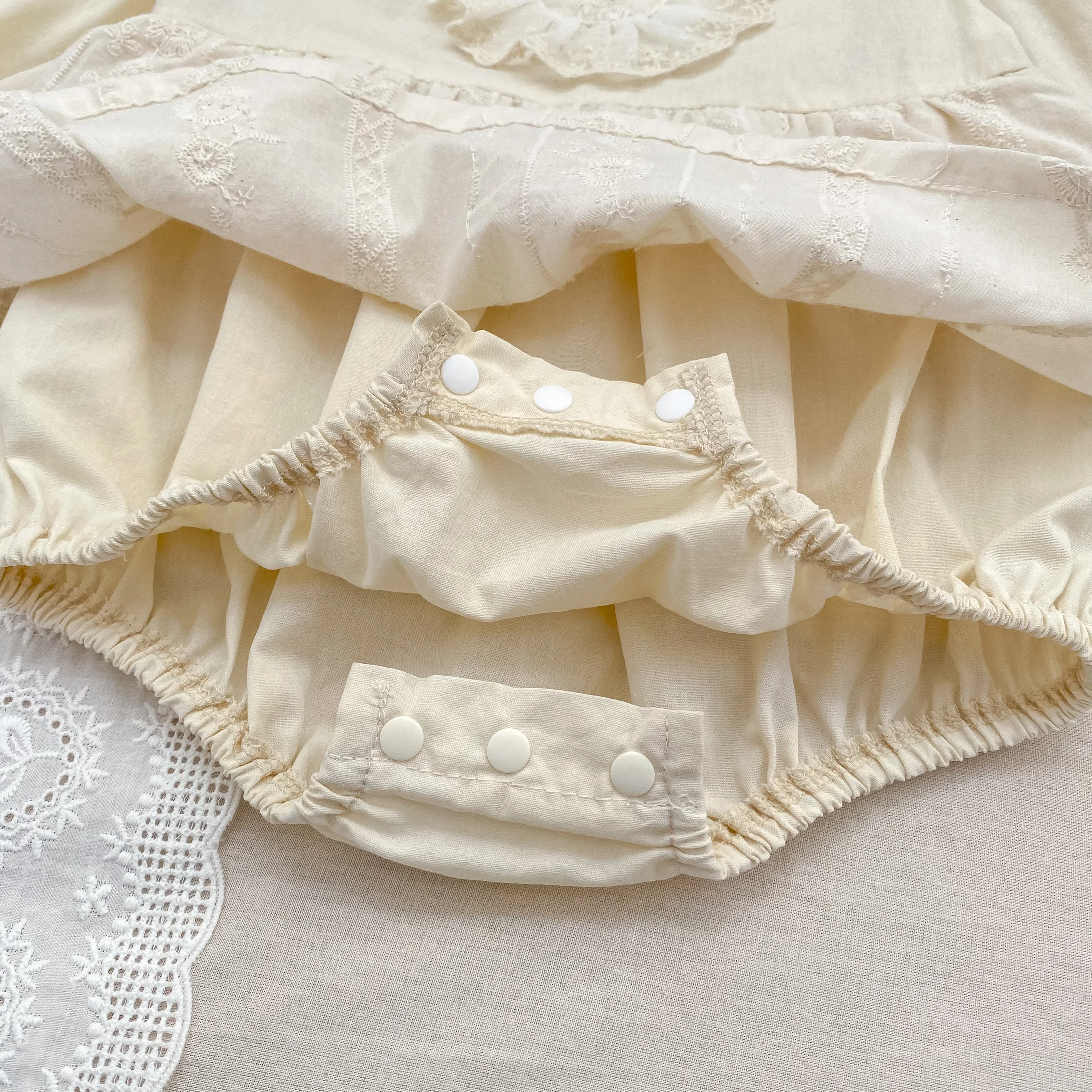Baby-Mädchen-Strampler im Vintage-Stil mit Spitze, Rüschenkragen, langen Ärmeln, Baumwollrock mit Stickerei, Body, Neugeborenen- und Säuglings-Prinzessinnen-Outfit, 0–24 Monate. – Detail 13