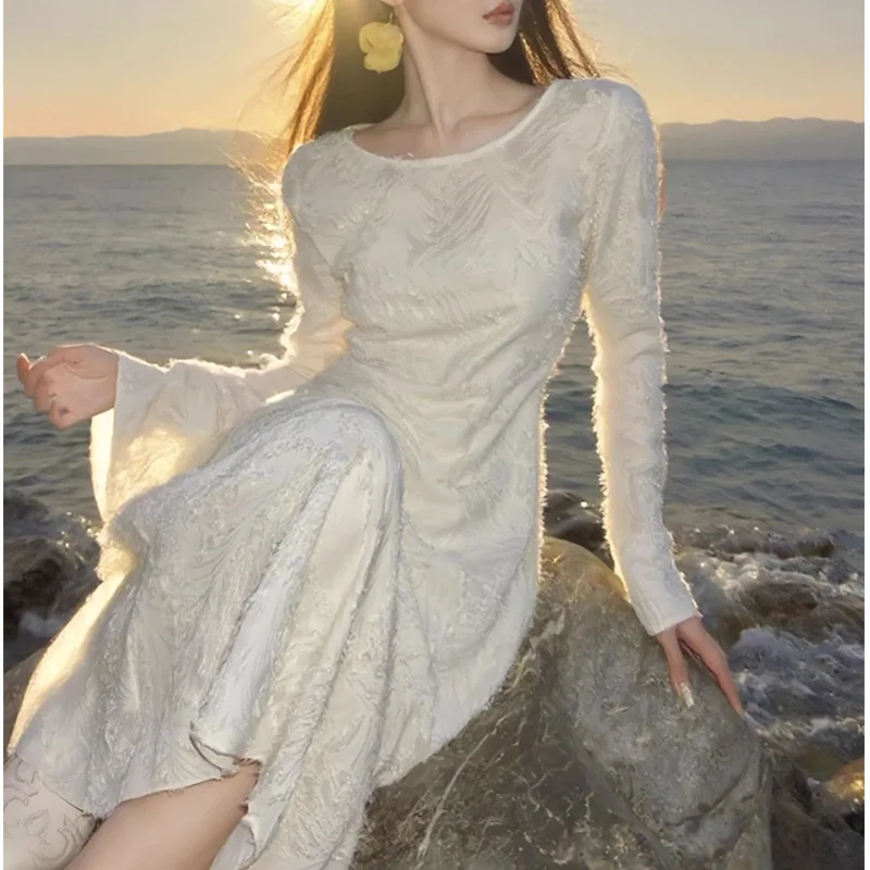 

Элегантное белое трикотажное платье в раннеосеннем французском стиле с завышенной талией, длинными рукавами, А-силуэт, нежное, но эффектное, образ богини