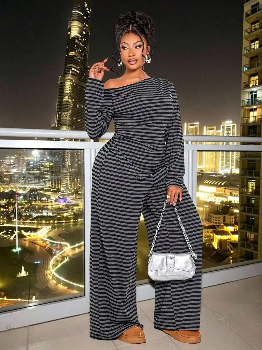 

Комплект из двух предметов больших размеров с асимметричным плечом и полосками: топ с длинным рукавом и брюки с широкими штанинами для осени и зимы