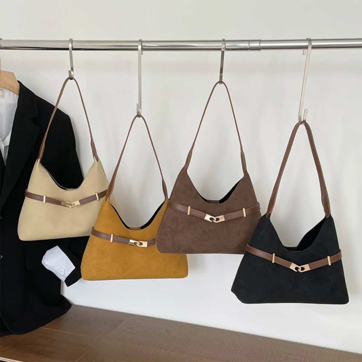 

Vintage Shoulder Bag Velvet Texture Gold Buckle Decor Lightweight Water Resistant Zipper Magnetic Snap Large Capacity for Travel