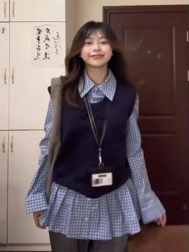 

Корейский студенческий многослойный вязаный жилет и женский комплект из двух предметов в клетку, длинный воротник-свеч на пуговицах...