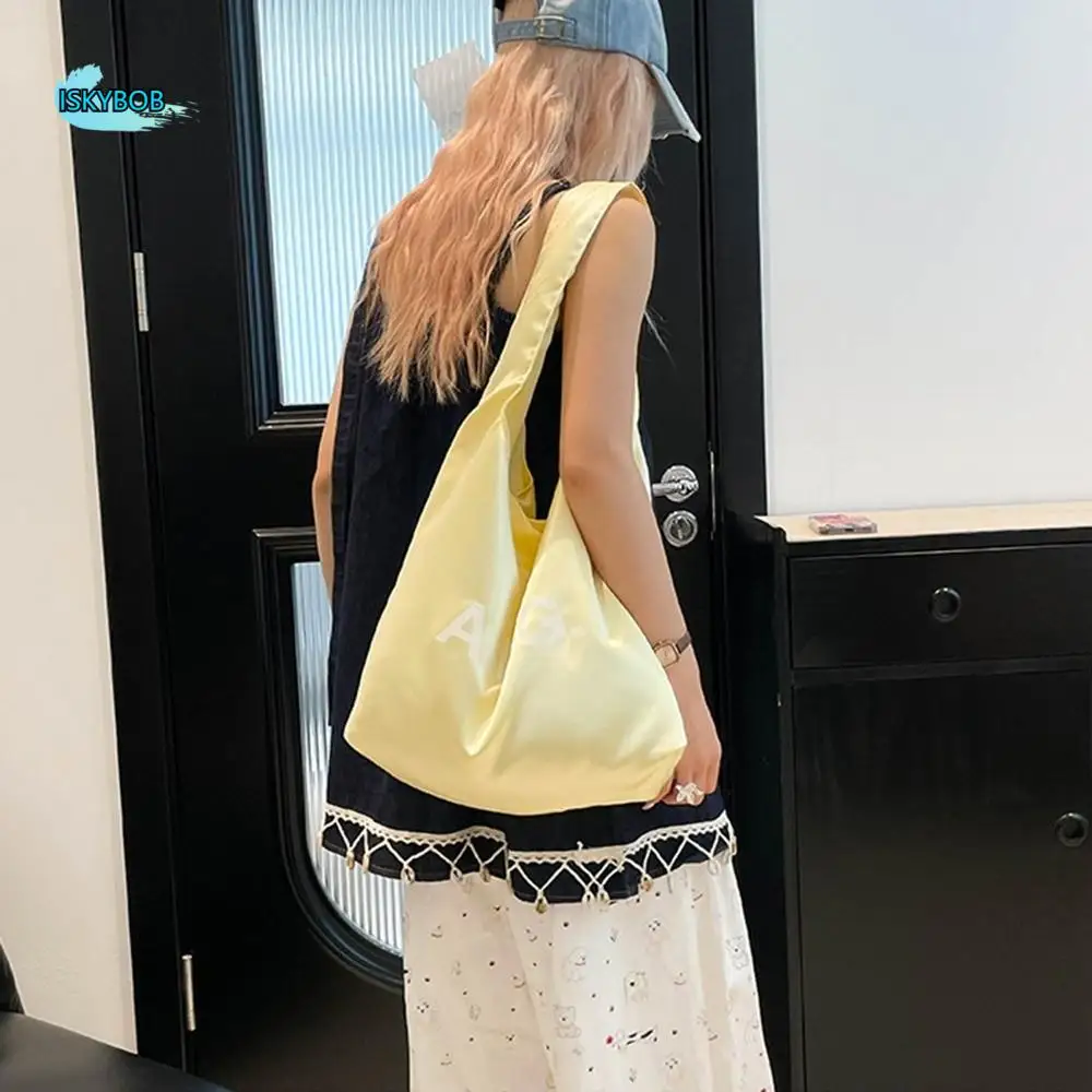 

Атласная сумка через плечо в девичьем стиле, кремовый цвет, свежий стиль, корейская версия, большая сумка, милая японская атласная перламутровая сумка