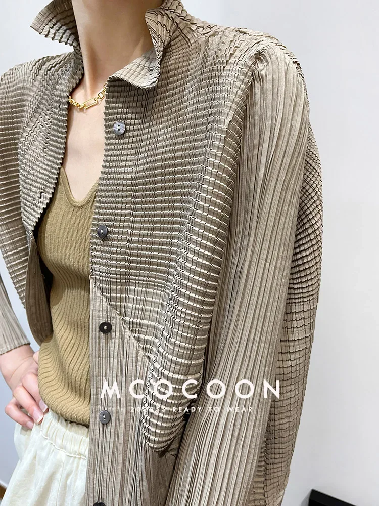 Miyake Plissierter Einreihiger Hemdmantel mit Stehkragen, Langarm-Cardigan, Designer-Luxuskleidung – Detail 22