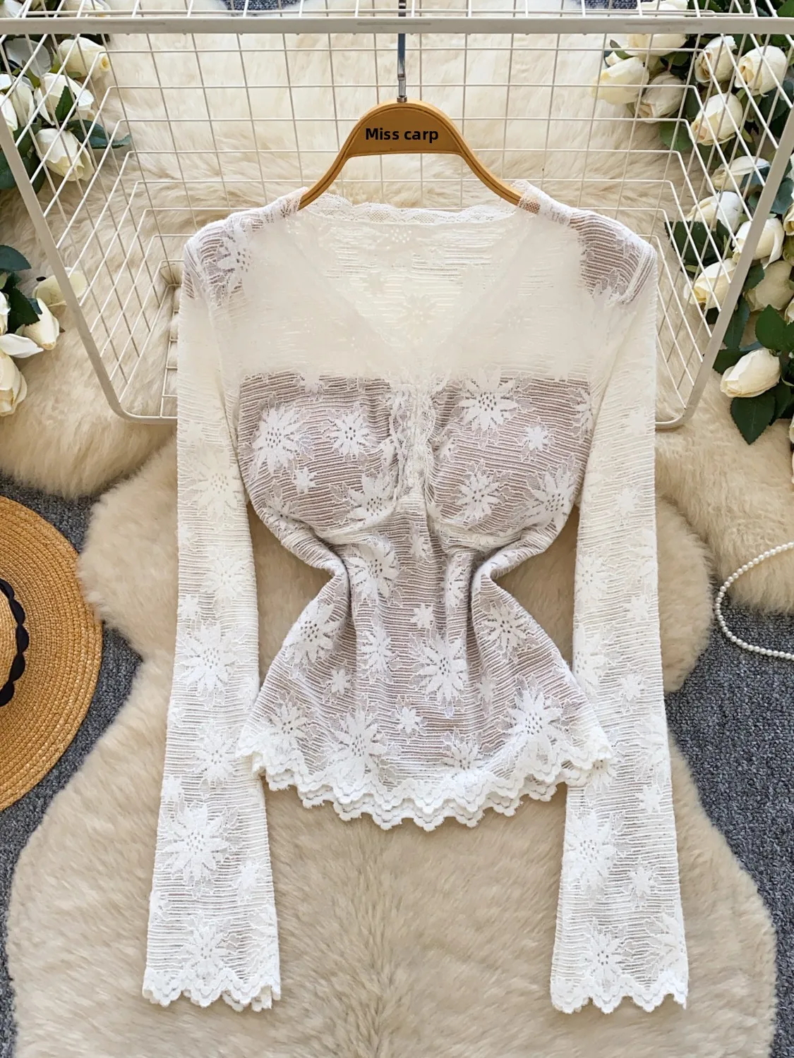 

Slim Fit Long Sve V-Ne Lace Base irt Women's Faion Autumn 2025 Pure Desire Sle Commute Korean Version with Chest Pad