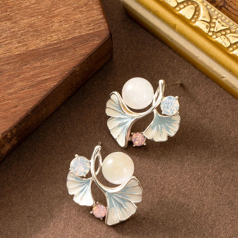 

Stylish, sweet and pastoral style enamel oil dripping diamond ginkgo leaf earrings, light luxury and versatile earrings