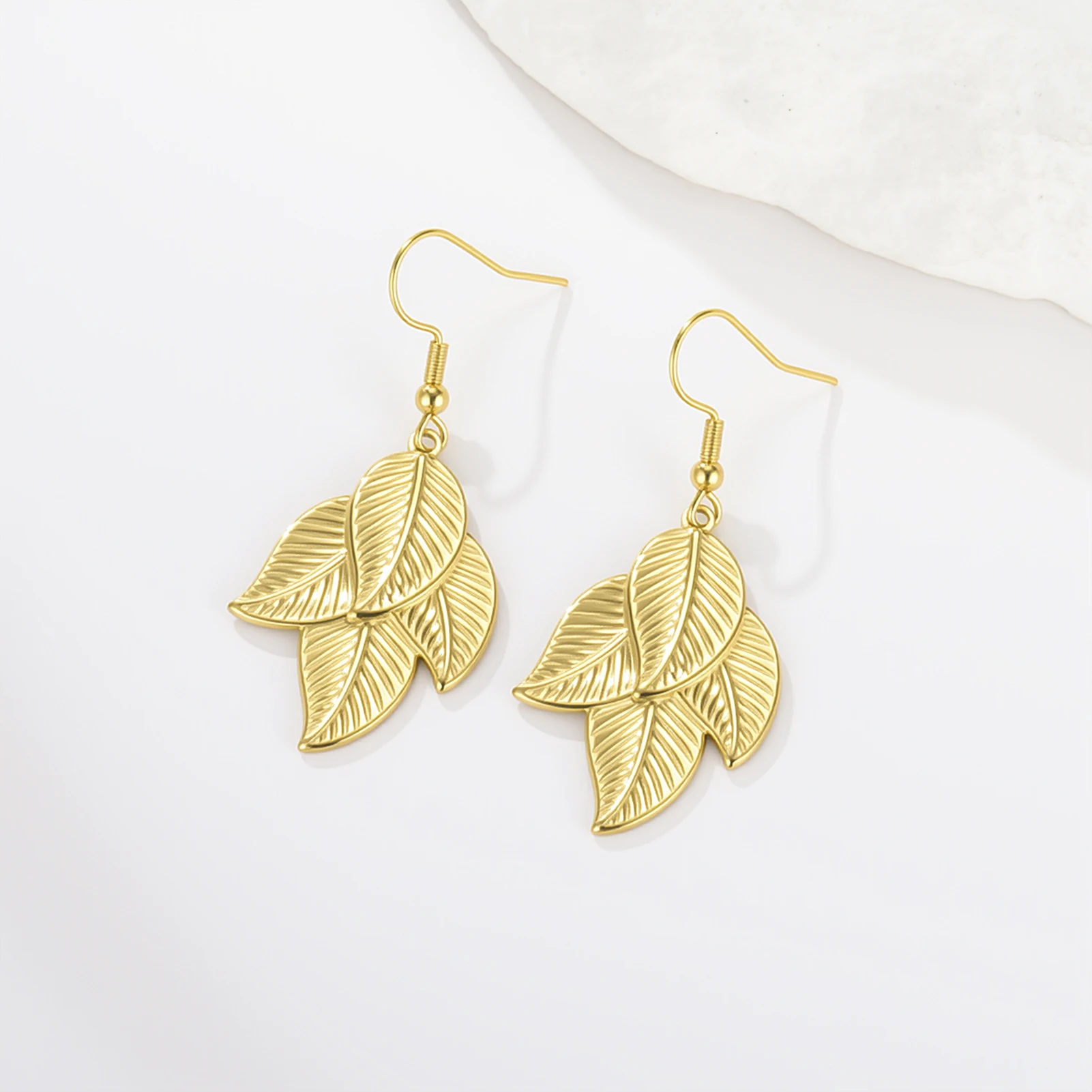 COOLTIME Trendige Blatt-Ohrringe für Damen aus Edelstahl in Goldfarbe, Modische Schmuck-Ohrringe im Großhandel – Detail 10