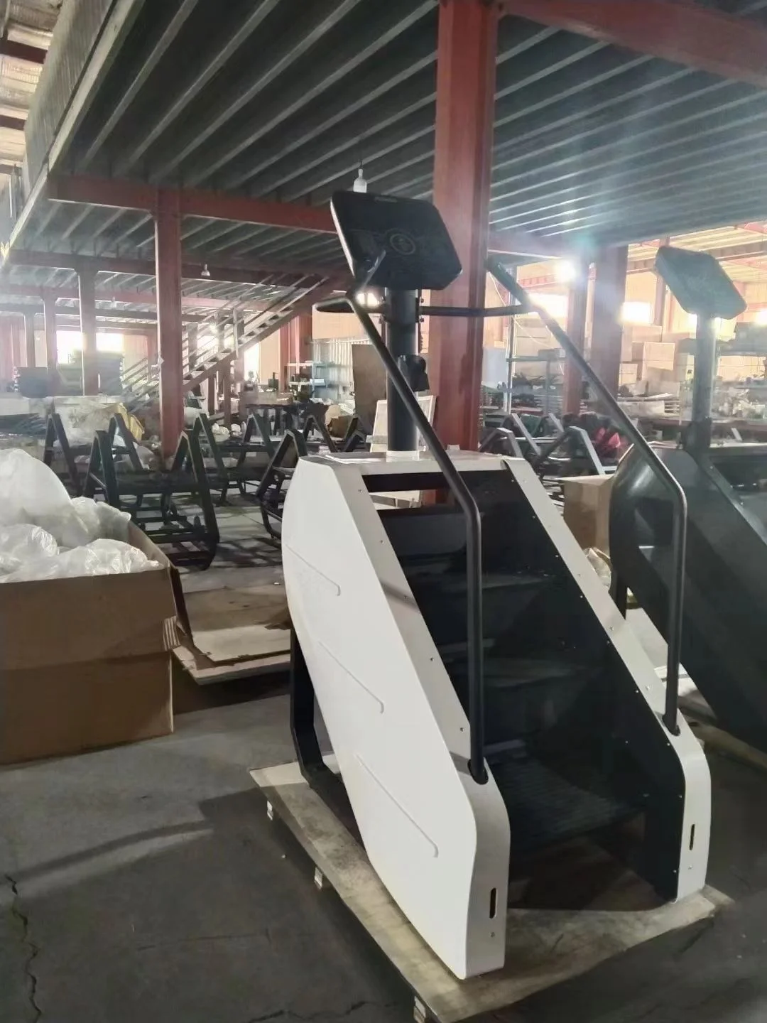 

2026 Коммерческий степпер-тренажер Stairmaster для фитнеса и зала, имитирующий подъем по лестнице