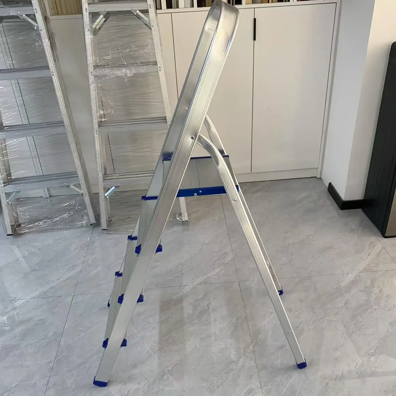 Escalera plegable de aluminio ligera de 2,7 metros, diseño moderno, 10 peldaños, base antideslizante, escalera de aluminio resistente para el hogar.