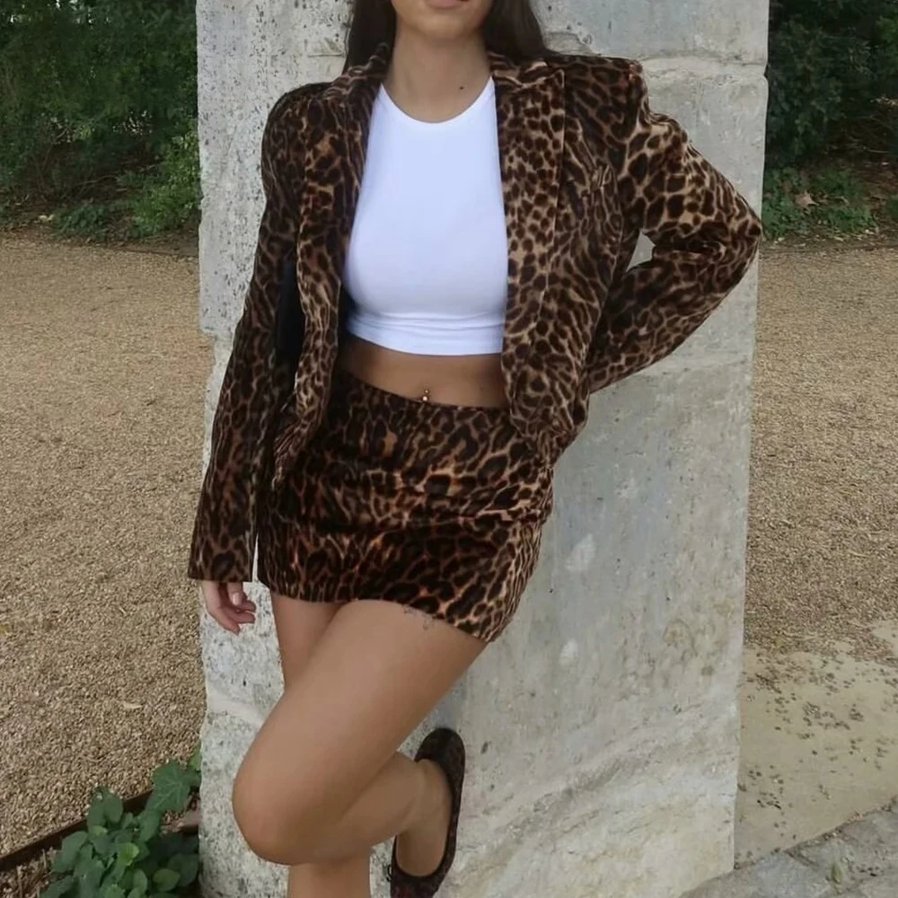 KONDALA موضة خريف وشتاء 2024 بدلة نسائية بنقشة الفهد سترة عالية الشارع أنيقة Blzaer + غمد تنورة صغيرة أطقم حفلات أنيقة ومثيرة