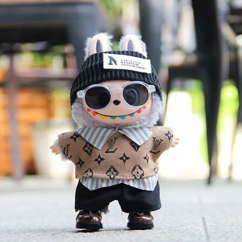 ชุดตุ๊กตา Mini Labubu Pin For Love สีดำ พร้อมสายคาดผม V4 อุปกรณ์เสริมตุ๊กตา ตุ๊กตาผ้าพลัฌ พวงกุญแจสำหรับใช้งานกลางแจ้ง ชุดน่ารัก ของเล่น ของขวัญ