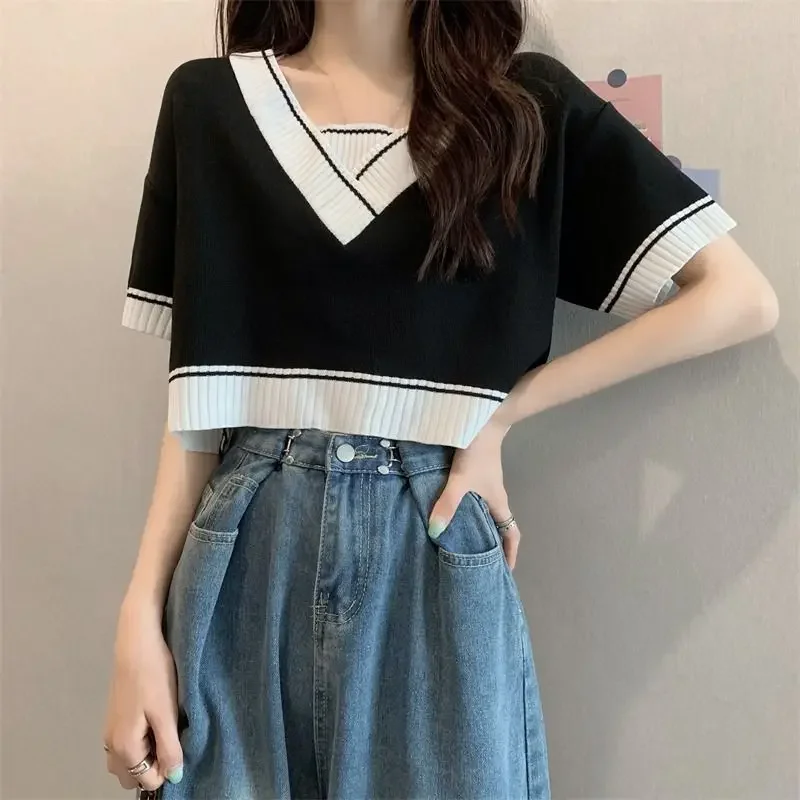 تي شيرت المرأة الصيف مزاجه قصيرة الأكمام تصميم مستقيم الملابس الكورية الأنيقة الرجعية وهمية قطعتين محبوك سيدة عادية