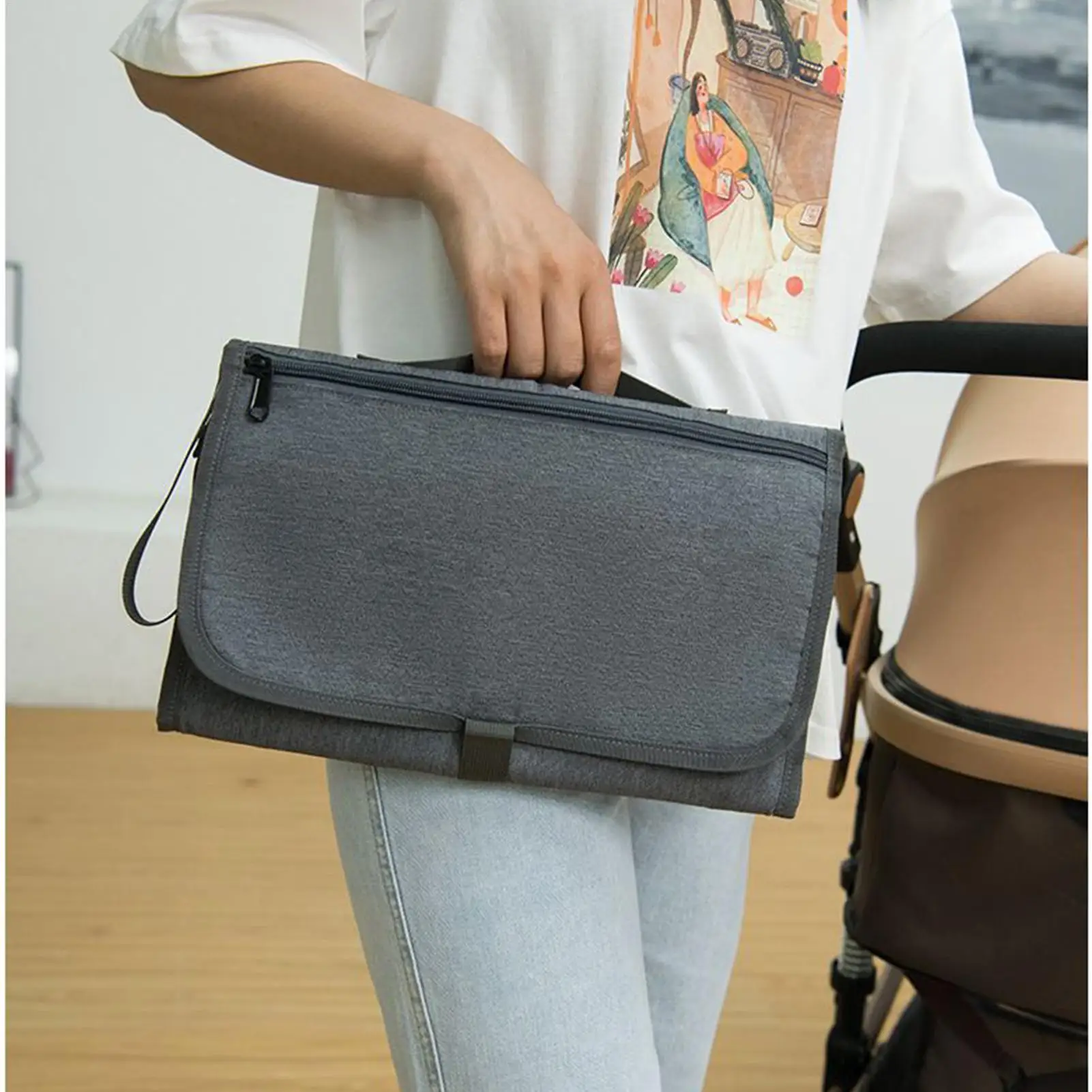 محفظة حفاضات للأم ذات سعة كبيرة وحقيبة حفاضات أطفال مقاومة للماء مع وسادة تغيير الحفاضات للاستخدام اليومي والسفر على الشاطئ والرحلات القصيرة للعائلة