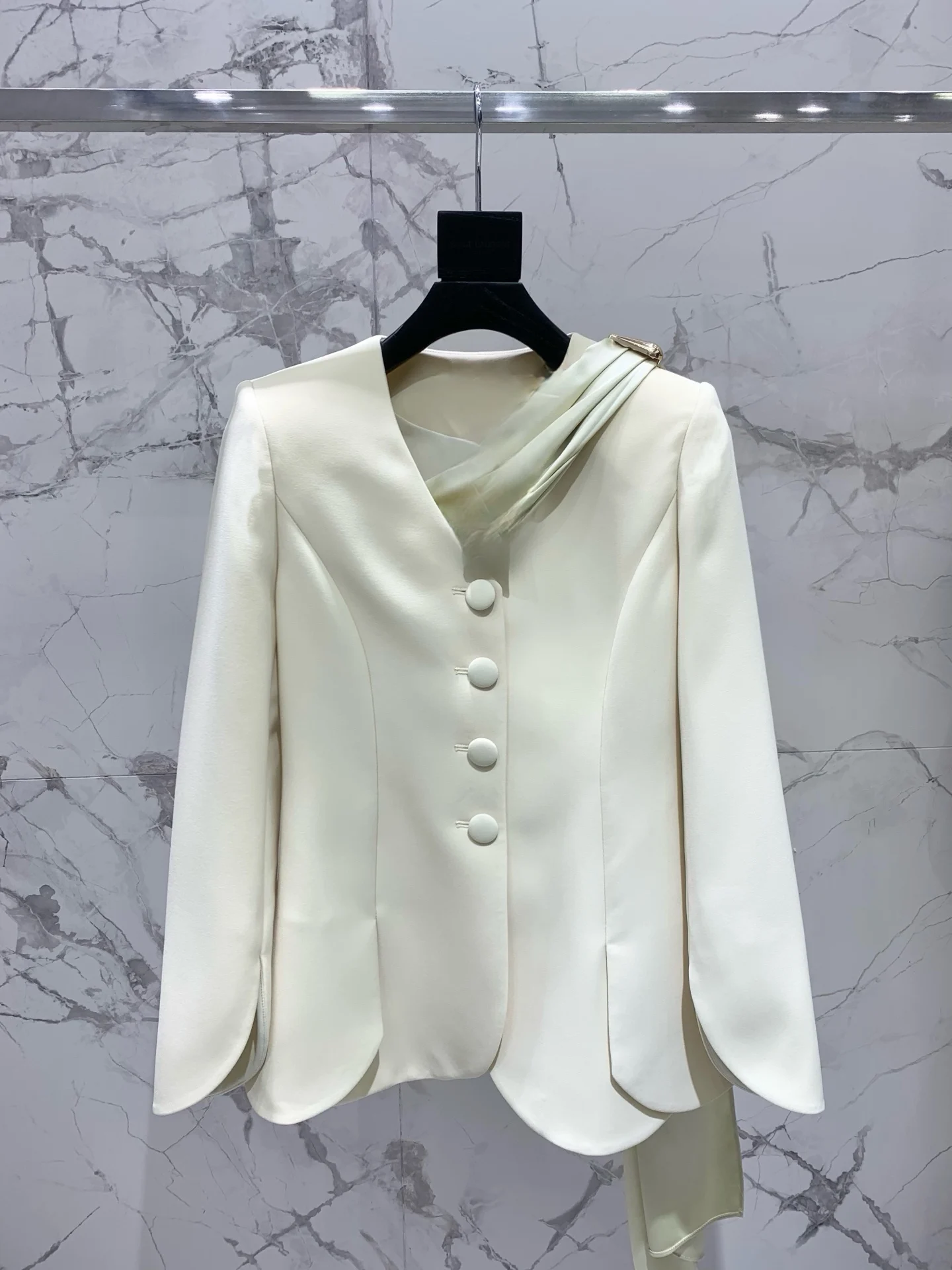 

Элегантный приталенный пиджак-петал с поясом для женщин: модный, универсальный, для офиса, с длинным рукавом, V-образным вырезом