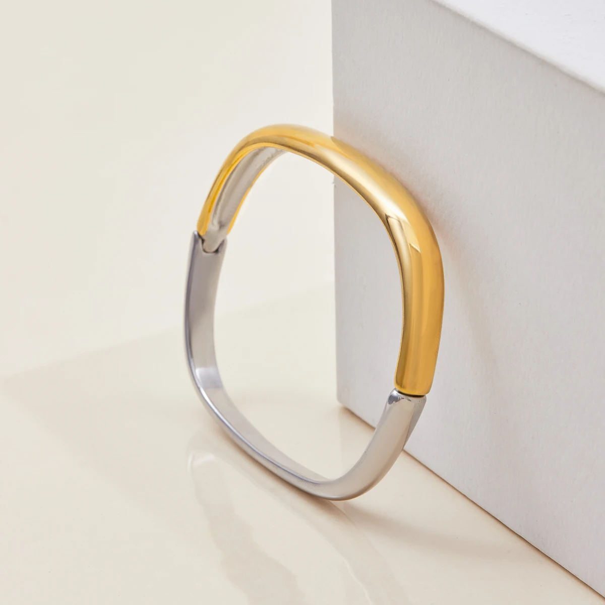 AIKOER سوار كلاسيكي بسيط مطلي بالذهب عيار 18 قيراط من الفولاذ المقاوم للصدأ مقاوم للماء بإبزيم مزدوج اللون مربع عتيق سوار ناعم