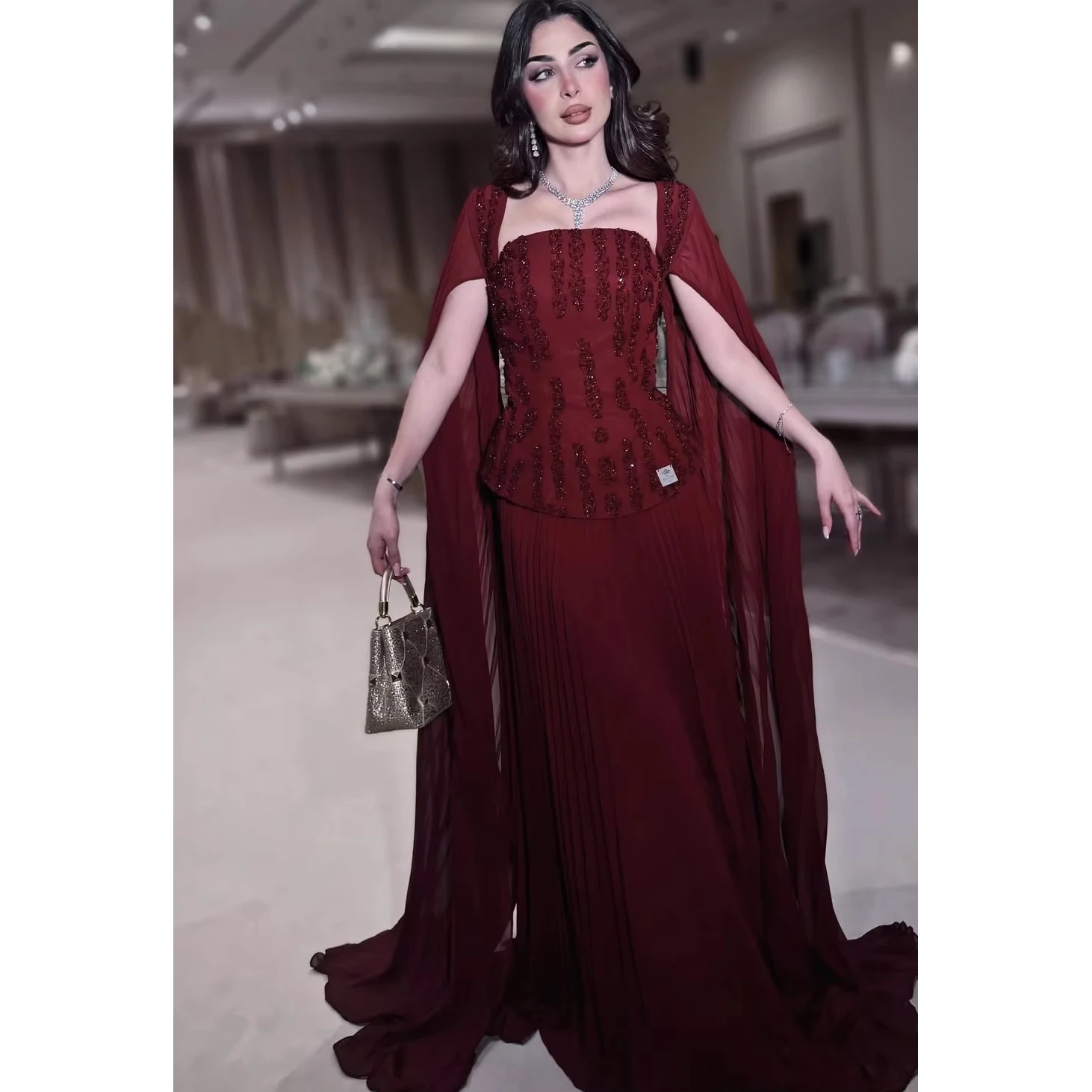 Vestido de noche color borgoña, vestido de fiesta de Arabia Saudita, mangas casquillo con cordones en la espalda, tren de barrido, cuentas importantes, se acepta hecho a medida