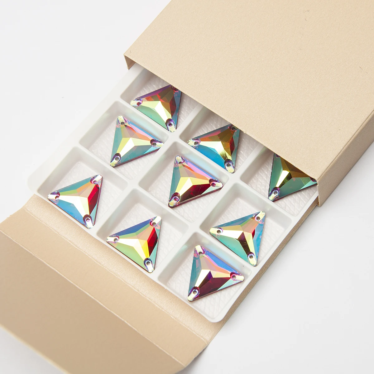 Mehrfarbige AB-Effekt Dreieckige Strasssteine Glitzernde Aufnähbare Glaskristalle für DIY-Kleidungsstücke, Handarbeiten, Dekorationen und Nähzubehör – Detail 12