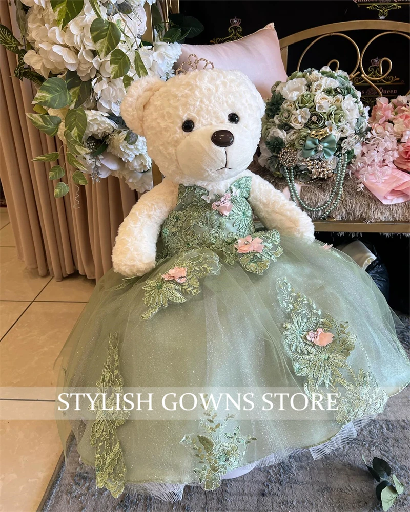 สีเขียวปิดไหล่ลิงค์พิเศษสําหรับส่วนบุคคล Quinceanera ตุ๊กตาหมีชุดประณีตลูกปัดดอกไม้ Appliques ที่กําหนดเอง