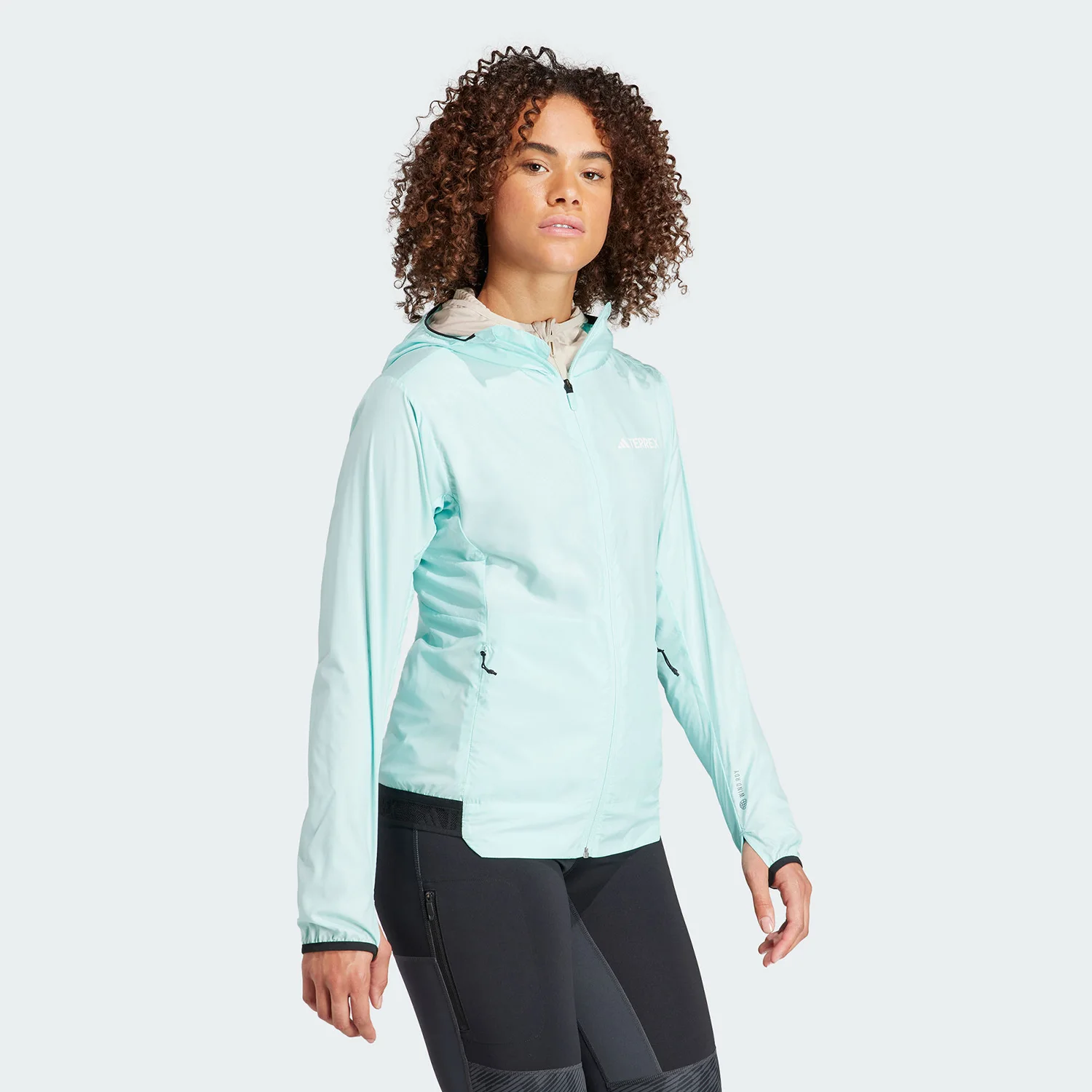سترة Adidas الرسمية النسائية الجديدة المقاومة للرياح للجري HZ5317