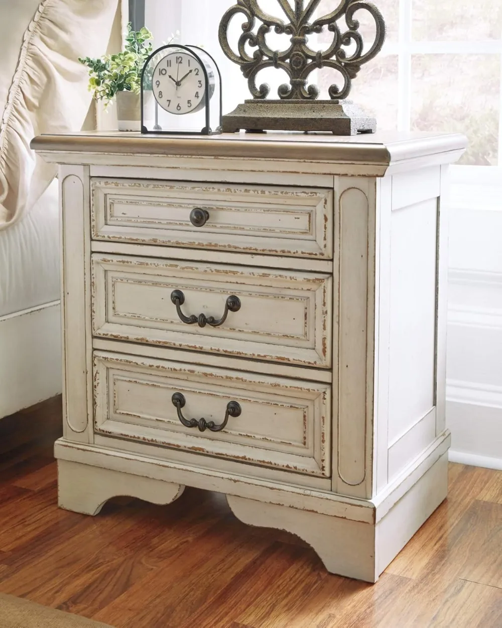 Realyn French Country 3 Drawer Nightstand with Electrical Outlets & USB Ports, 27.75