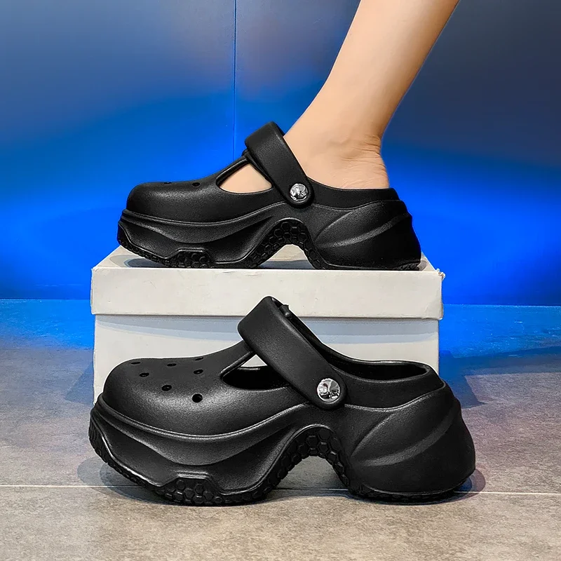 Женские пляжные сандалии на берегу моря