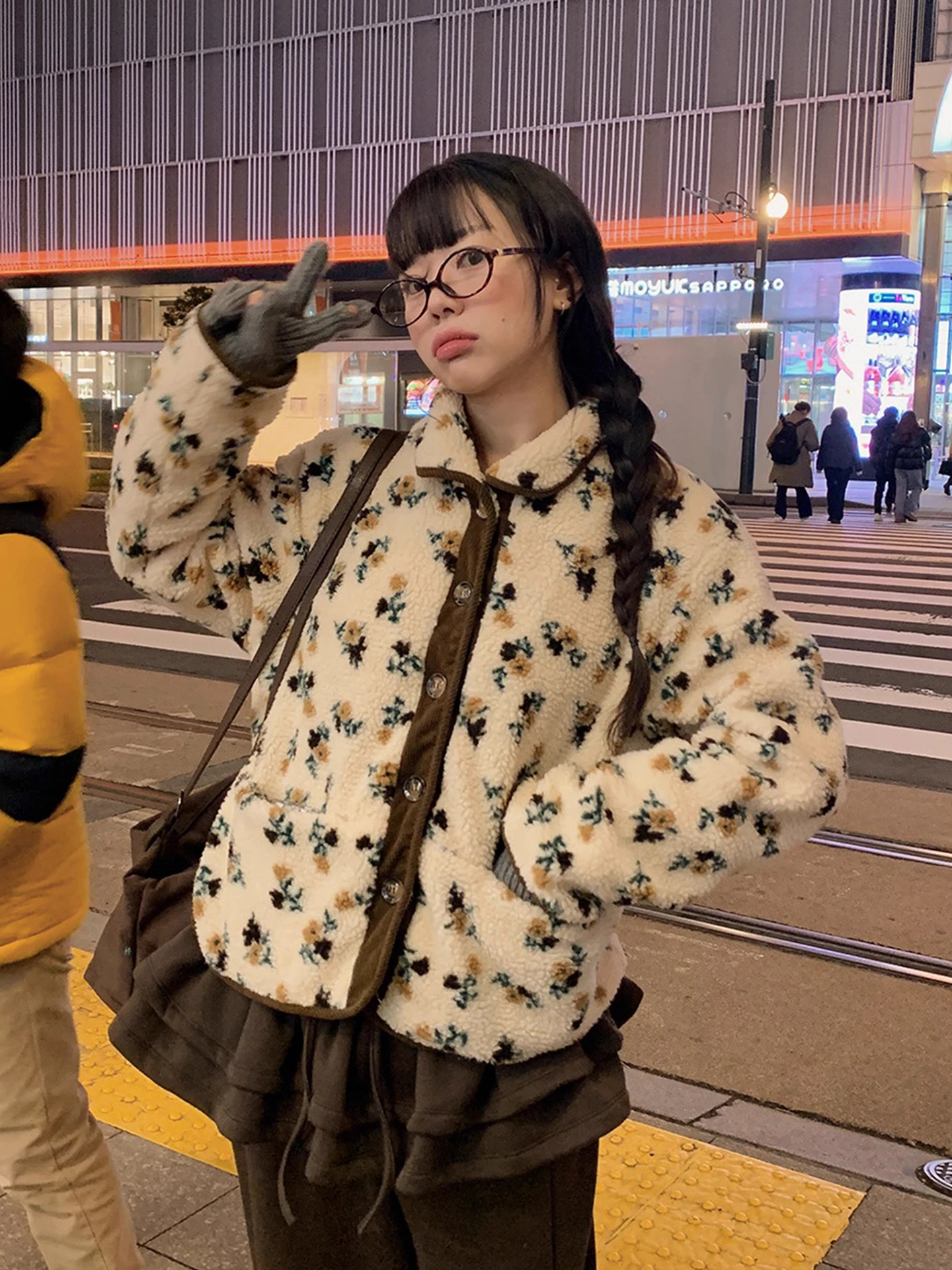 

Женский зимний теплый топ из меха ягненка с цветочной вышивкой, новый теплый топ с двойным рукавом, контрастный цвет, цветочный дизайн