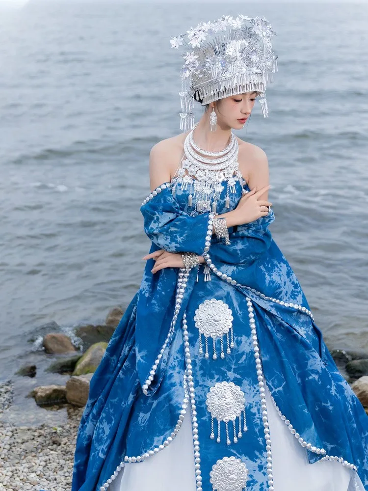 Nowy styl damskiej sukienki smokingowej, barwiony techniką tie-dye, etniczny strój, wybieg, występ, fotografia, podróże i wszystko.