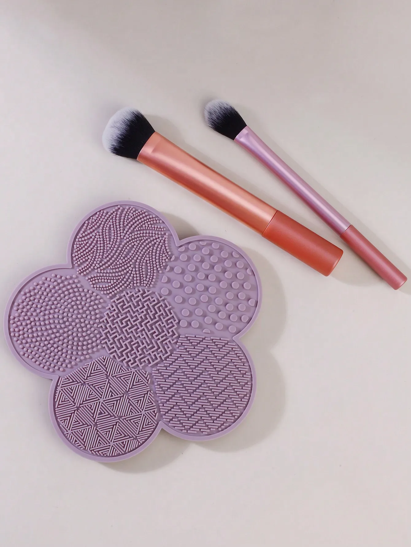 3Pcs Makeup Brush & Silicone Cleansing Pad Set, 2 Brushes + 1 Flower Face Pad, Contour Highlight Powder Beauty Tools