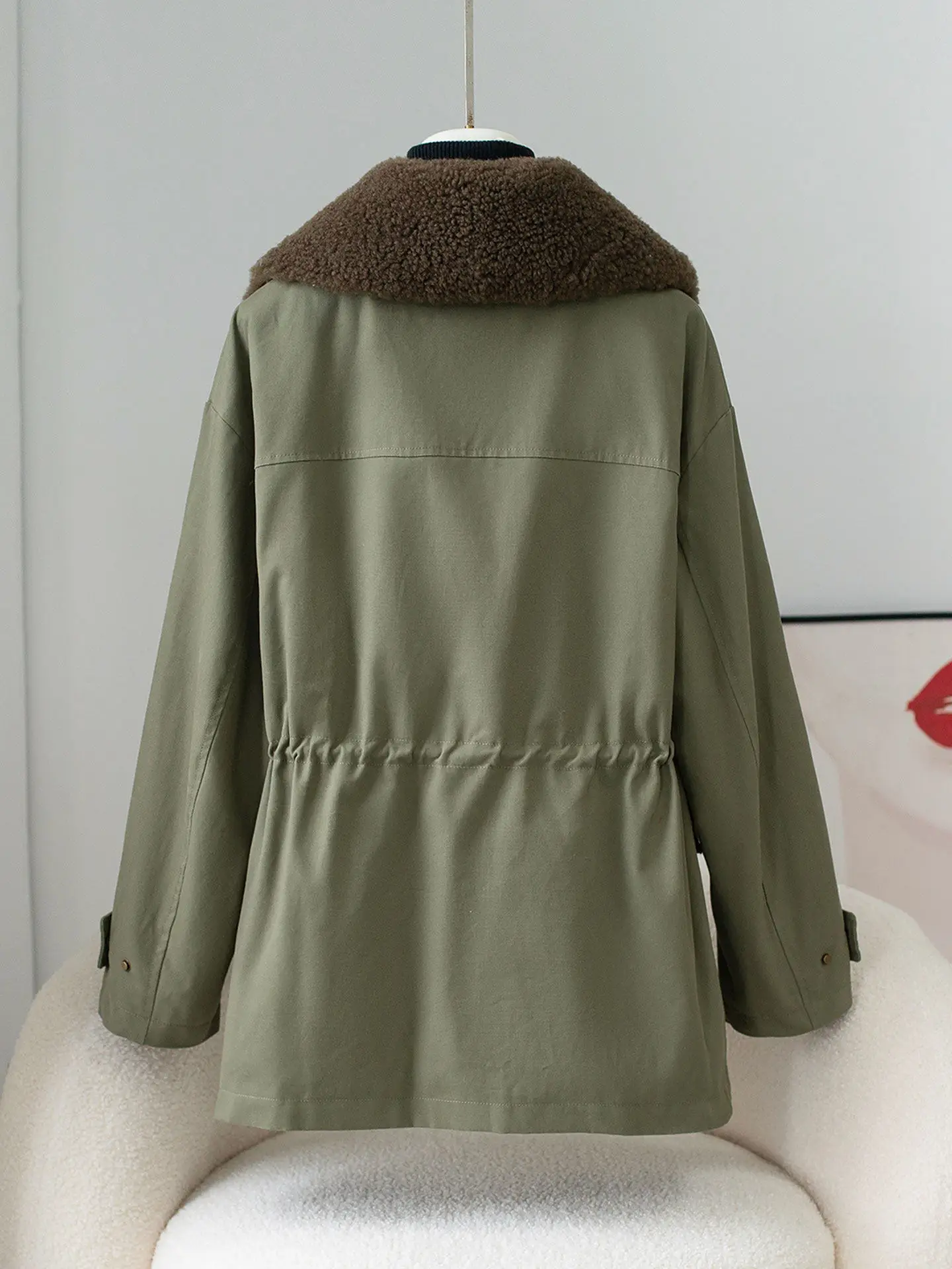 معطف فرو شتوي جديد 2025 برقبة صوف مع بطانة سفلية للسيدات، طراز قصير، ومعطف أنيق وشبابي