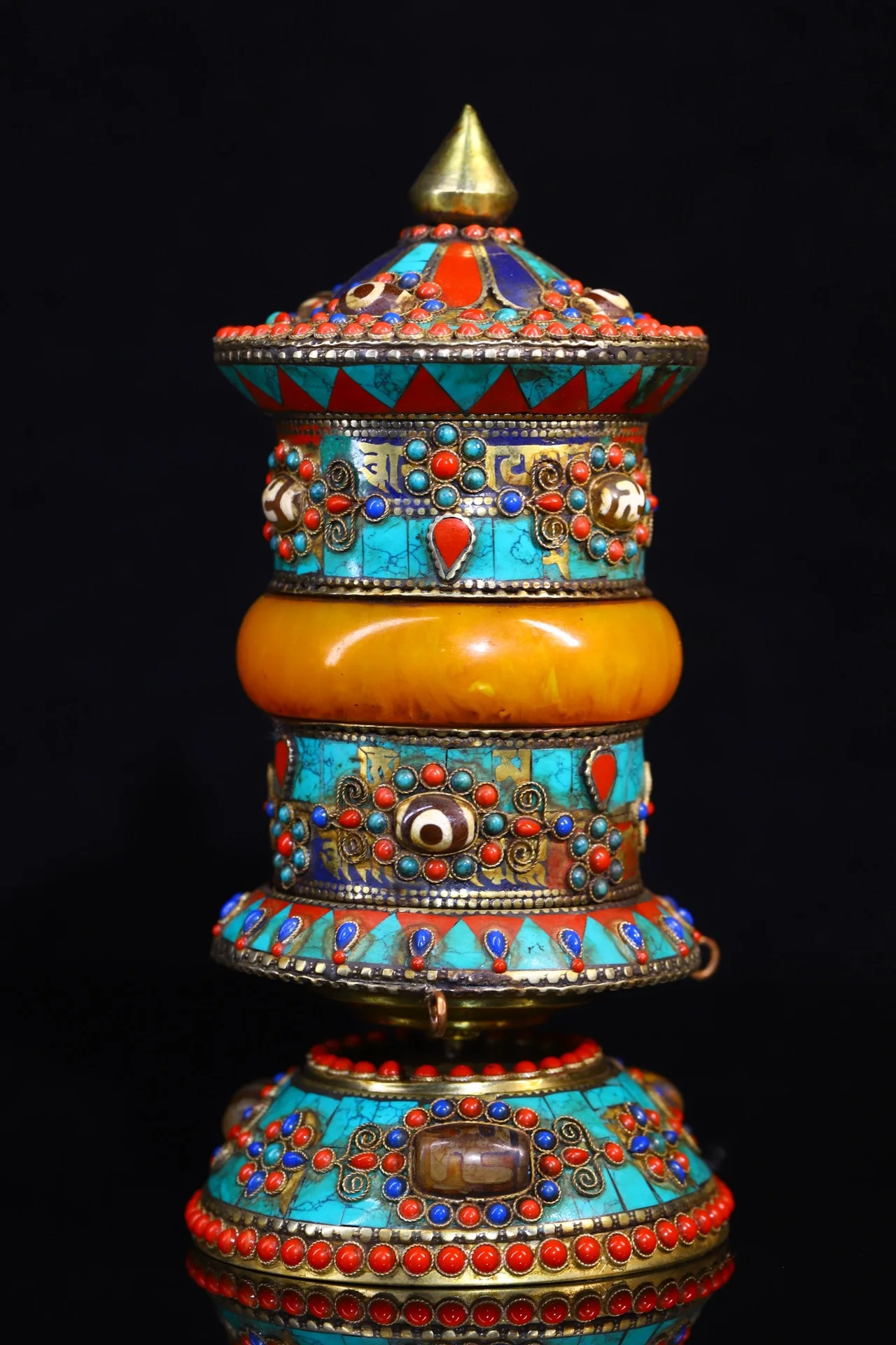 

8 "Старые непальские дужки, старая бронзовая мозаика, драгоценный камень gZi, бусины, бирюзовое молитвенное колесо, старые Писания, зал поклонения, городской дом