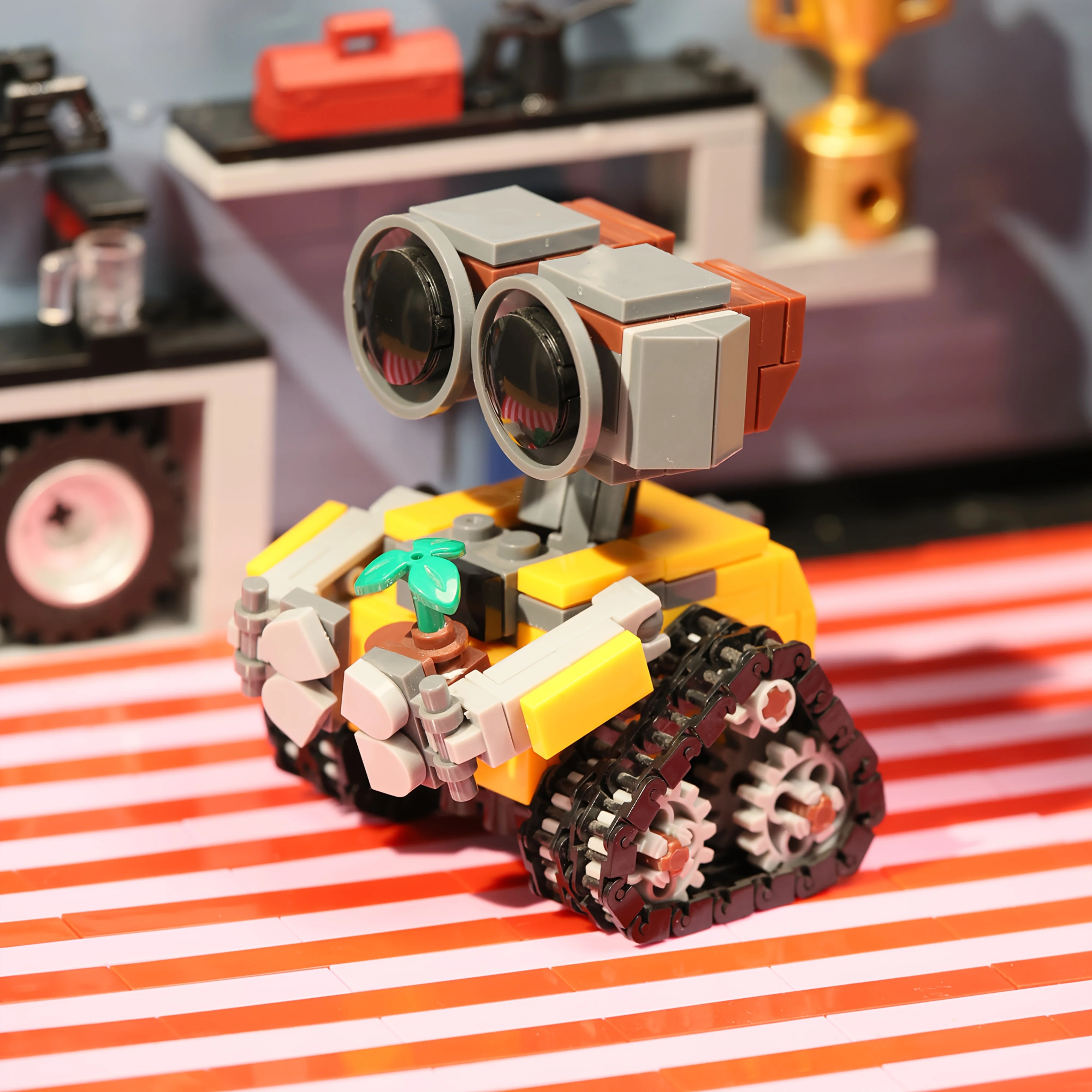 Robot Building Block Model Set, Made of Durable Abs Material, Home Decor Ornament, Collectible Item for Building Block Enthusiasts, the Perfect Gift for Christmas, Halloween, and Birthdays