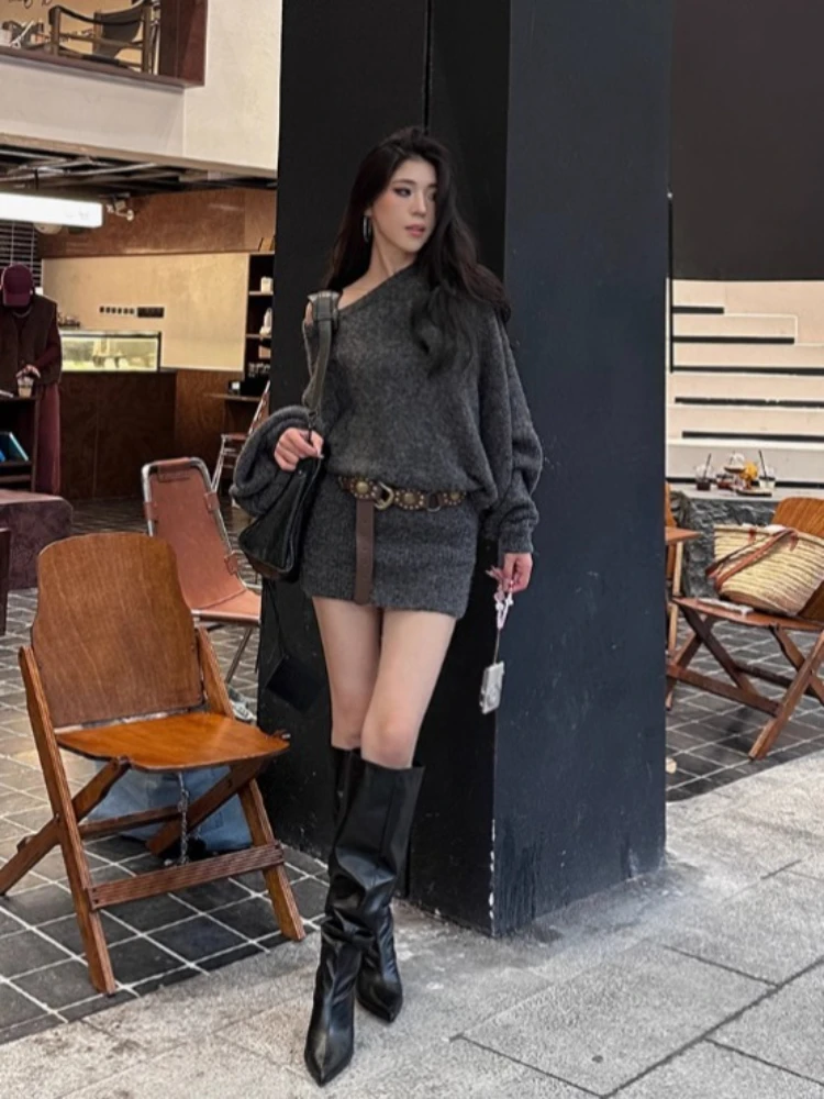 2025年韓国ニットワンピース グレー アシンメトリーショルダー バットスリーブ ルーズミニワンピース 秋冬 ピュアで魅力的なセクシーガール ボディコンフィット