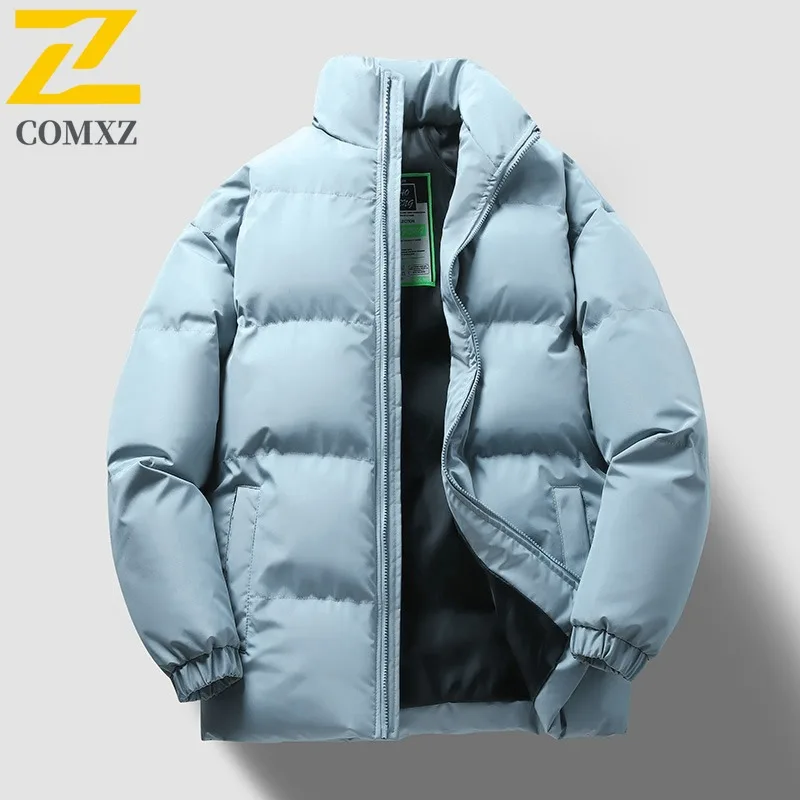เสื้อแจ็คเก็ตพัฟเฟอร์ผู้ชาย COMXZ 2025 ไซส์ใหญ่ เสื้อโค้ทบุผ้าอุ่น พิมพ์ลายปักหนา บุฉนวนหนา สำหรับฤดูใบไม้ร่วงและฤดูหนาว รุ่นใหม่ล่าสุด