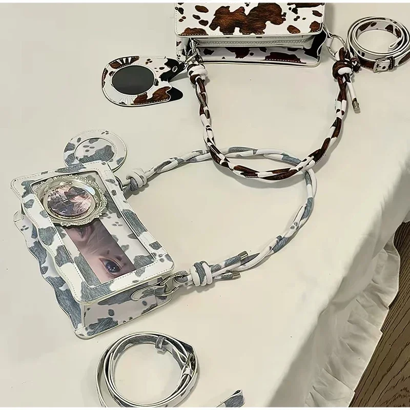 Ita-Tasche mit Kuhmuster und transparentem Sichtfenster, Damen-Umhängetasche, quadratische Handtasche mit gewelltem Rand und Anime-Knotenriemen – Detail 5
