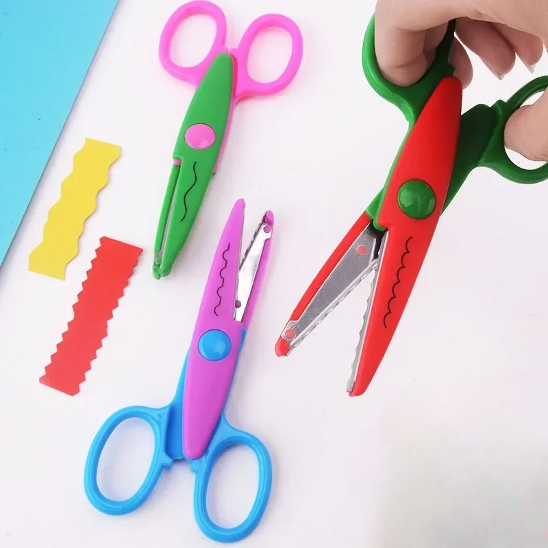 Imagem -01 - Sawtooth Stationery Scissors para Crianças Creative Candy Color Scrapbook Handmade Scissors Wavy Line Safety Plastic Shell sawtooth stationery scissors para criancas creative candy color scrapbook handmade scissors wavy line safety plastic shell 01