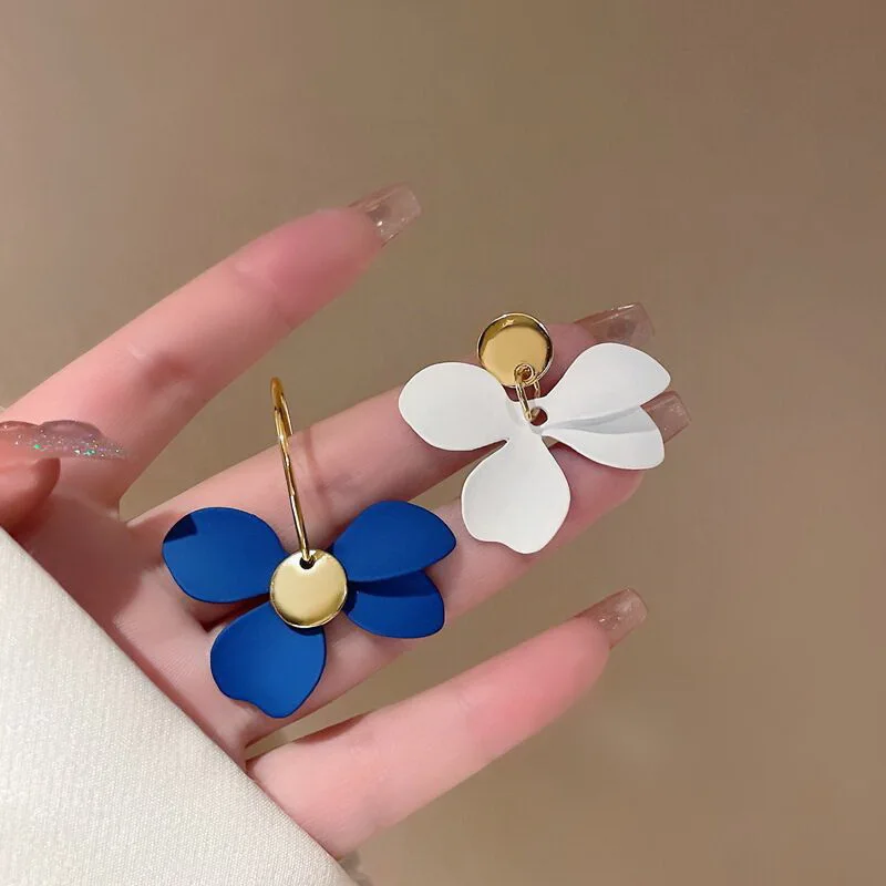 Fashion Simple Asymmetrical Flower Round Earrings For Women Designed Creative Blue and White Petal Earrings Personality Jewelry