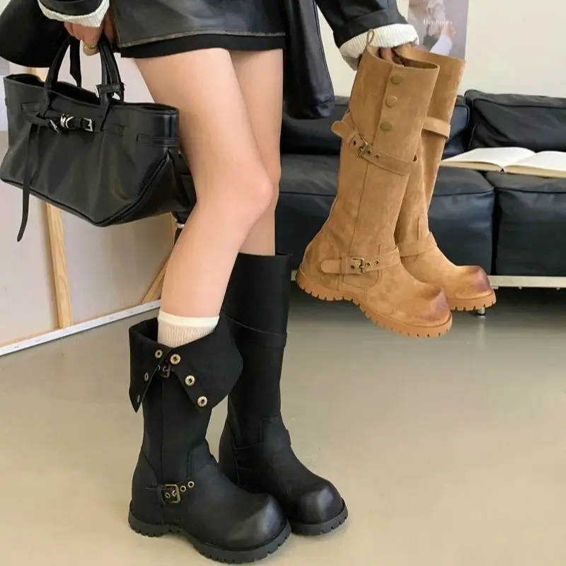 

Черные сапоги до колена в стиле панк, готическая обувь на платформе, женские туфли на танкетке с круглым носком, осенние длинные сапоги с пряжкой на ремне, коричневые туфли