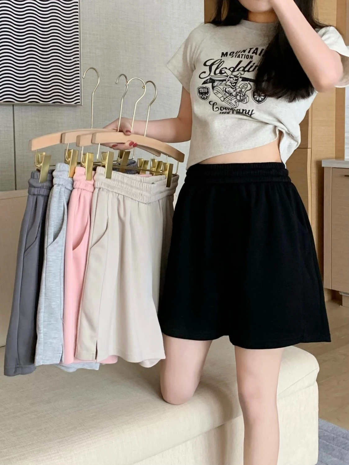 حجم كبير السراويل الأمريكية الثقيلة بلون المرأة 2025 جديد الصيف فضفاض الرياضة كرة السلة المخفية متعدد الألوان السراويل المحملة