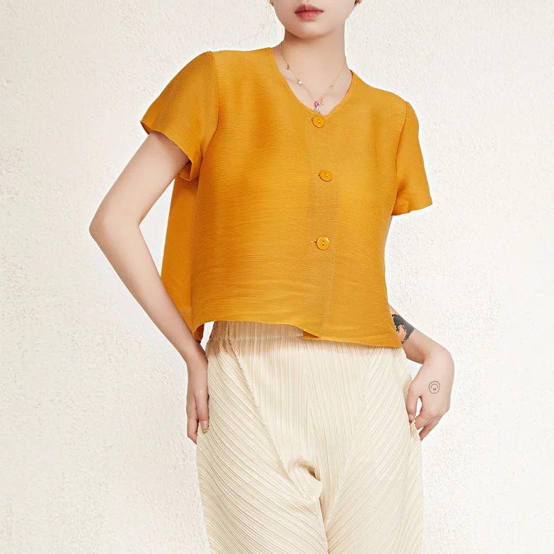 

YUDX Miyake Pleated Single-row Button Design Niche Chiffon Shirt 2023 Summer New Crewneck Short-sleeved Fold Fashion Women's Top