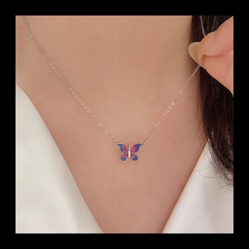 الرجعية S925 الفضة الاسترليني مسحوق أزرق جديد تغيير تدريجي الايبوكسي فراشة قلادة الأزياء الخفيفة الفاخرة عالية الشعور قلادة ومي