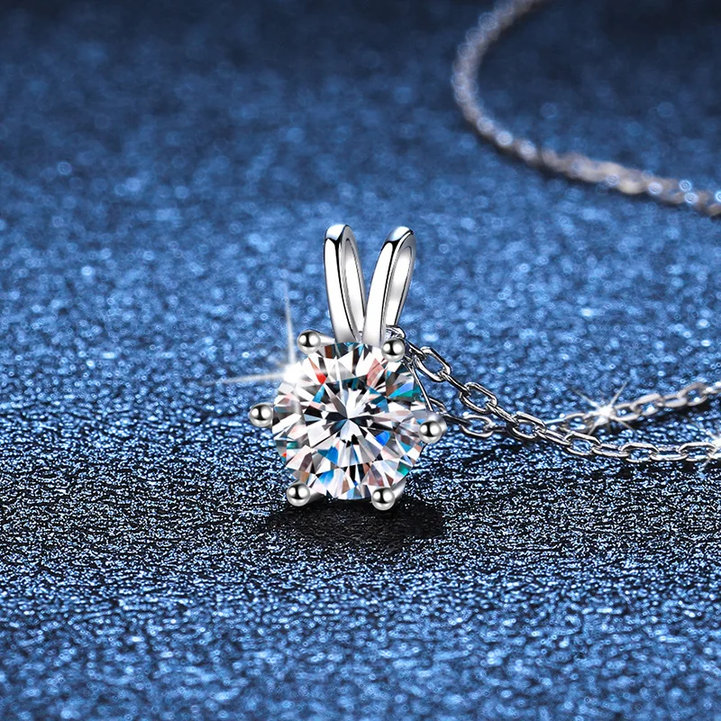 Classic Six Claw Necklace Platinum PT95018K Gold Necklace with Simple Temperament,Collarbone Chain,One Carat Moissanite Necklace
