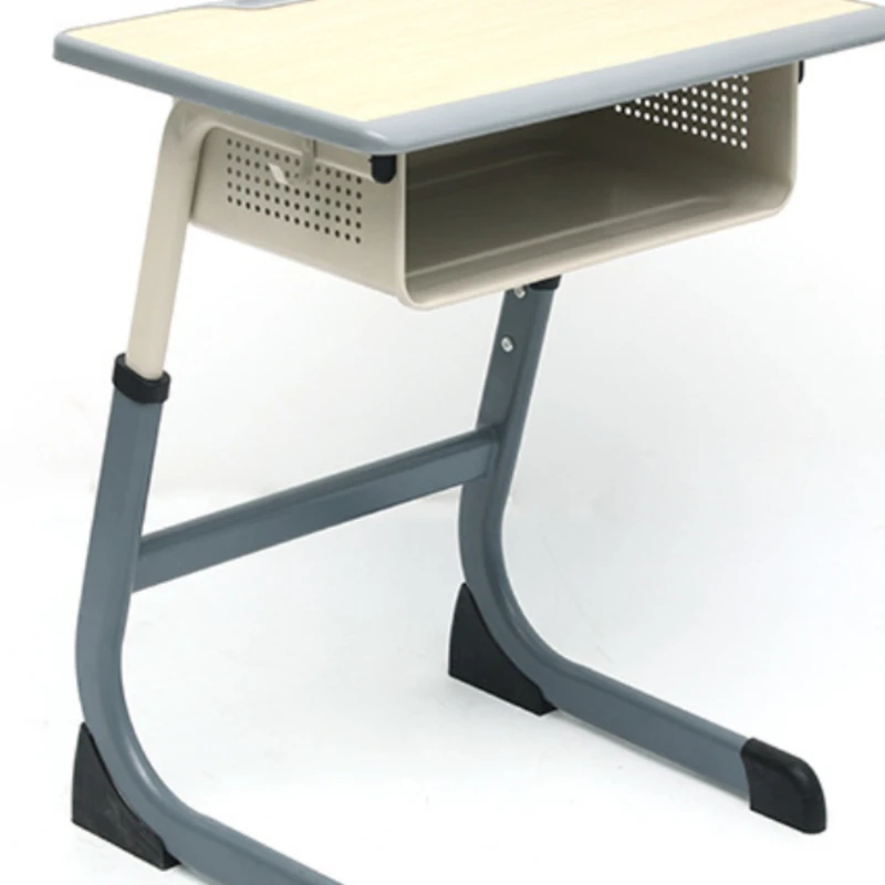 Desks and chairs are enlarged and thickened, and primary and secondary school students learn table training