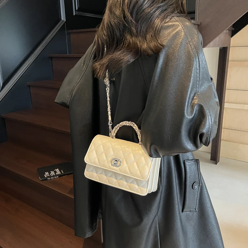 

Luxury High-End Stylish Messenger Bag For Casual Commuter Use Featuring Unique Letter Logo And Fashionable Paris Inspiration